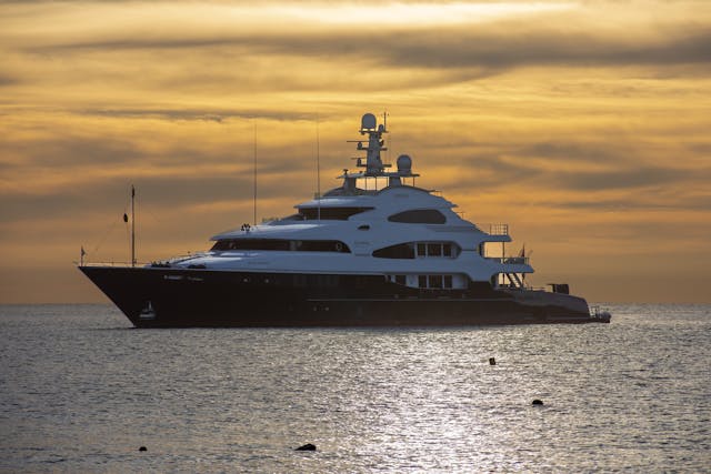 yacht à louer sur la mer avec coucher de soleil.